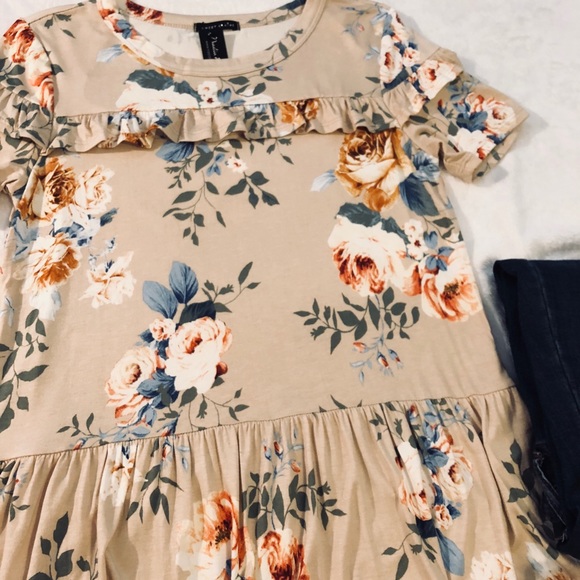 🔵 1 Large Left!! 🔵 Tan floral peplum top - Picture 5 of 8